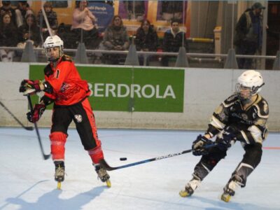 Dues jugadores de l'equip Èlit Cent Patins de la Lliga Iberdrola