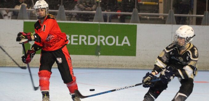 Dues jugadores de l'equip Èlit Cent Patins de la Lliga Iberdrola